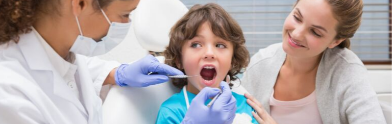 Imagem com uma criança recebendo atendimento odontológico
